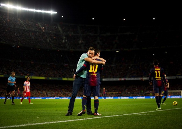 Ở phút bù giờ cuối cùng của trận đấu giữa Barca và Atletico Madrid trên sân Nou Camp, Khi Messi đang dẫn bóng sát đường biên dọc thì một fan nam bất ngờ chạy vào sân...